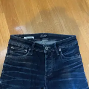 Slim jeans från jack and jones i storlek 28/32