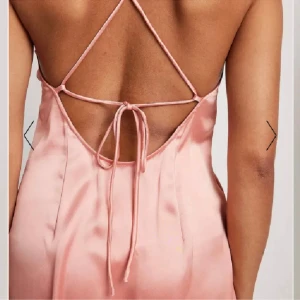 ROSA SATINKLÄNNING - • Nypris: 299kr • Oanvänd • Inga defekter • Har INTE möjlighet att ta egna bilder