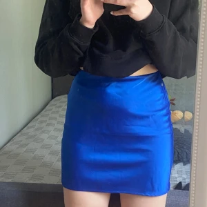 Satinkjol bikbok - Säljer en fin blå satinkjol från bikbok eftersom den är för liten för mig. Använd ca 2 gånger och inga täcken på användning. 