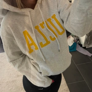 Grå hoodie  - Grå hoodie med tryck 