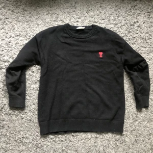 Ami Paris tröja  - Säljer min Ami Paris tröja då jag använt den 1-2 gånger. Tröjan är i 10/10 skick. Hör av dig vid intresse. 