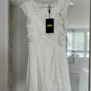 Vit klänning - Helt oanvänd klänning från Dennis Maglic, med lapp kvar.  Inköpspris: 799