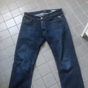 Replay jeans rocco comfort fit, inte så använda och i bra skick. W31 L32  Skriv vid fundering🙌 kan sänka priset vid snabb affär