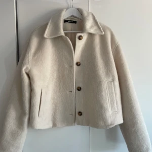 Kort kappa - Väldigt fin kort kappa från Gina Tricot. Inköpt Januari 2024 och använd vid endast två tillfällen. Normal i storleken men lite långa ärmar. Nypris 599kr