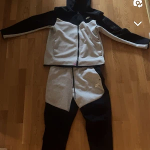 Byxor  - Hej säljer mina Nike byxor, byxorna är oanvända st L men liten i storleken, så passar s-m hör av dig 🤙 