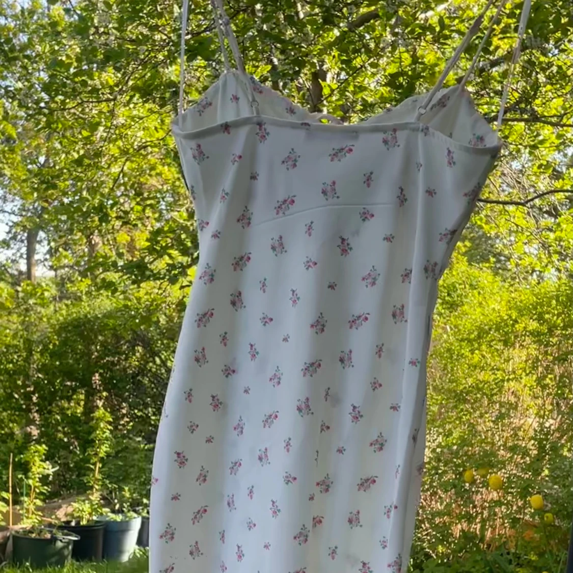 Blommig vit klänning - 92