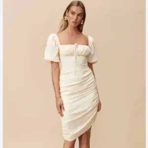 Superfin Adoore Palermo klänning storlek 36 i beige/nude färg.  Aldrig använd enbart testad. Prislappar kvar. Säljer pga för liten för mig. Kan mötas upp i Stockholm eller frakta. Köparen står för frakt.
