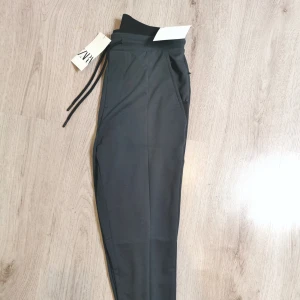 Tyg byxor  - Storlek M. Ej använd. Slim form 