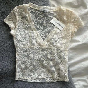 Spetstopp  - Jättefin spetstopp från Venderbys. Helt oanvänd med prislapp kvar! Storlek xs/s som är slutsåld på hemsidan. Säljer pga för liten för mig.