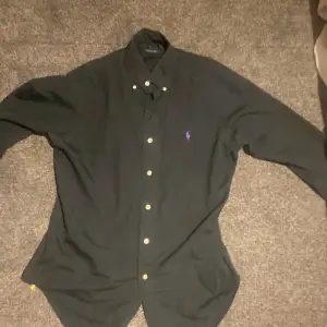 En svart ralphlauren skjorta i bra skick använd ett fåtal gånger