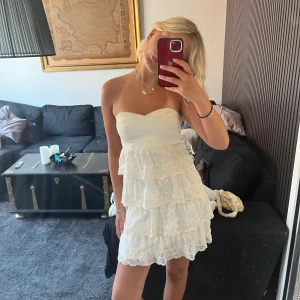 Vit volangklänning studentklänning - Säljer denna superfina vita klänningen med volanger, perfekt som studentklänning