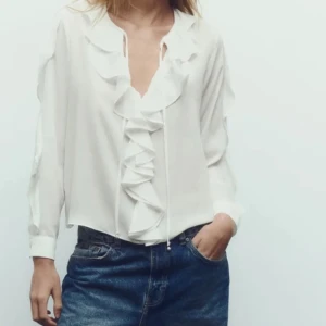 Zara blus - Lånad bild!! Super fin blus, inte använd mycket. Storlek XS från Zara.☺️ Hör av er vid frågor eller fler bilder!!💕