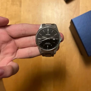 Festina klocka  - Säljer nu min festina klocka, då jag inte har användning av den längre. Klockan är i väldigt bra skicka, klockan har inga större märken förutom små repor på bandet som bara syns vid närsyn, priset kan gå ner vid snabb affär. Skriv om du har nån fråga