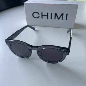 Säljer nu ett par fina solglasögon från Chimi. Modellen är 003 och heter ”ginger” som är en grå/blå variant. Bra skick med alla tillbehör. Pris: 399kr