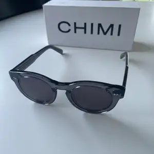 Säljer nu ett par fina solglasögon från Chimi. Modellen är 003 och heter ”ginger” som är en grå/blå variant. Bra skick med alla tillbehör. Pris: 349kr