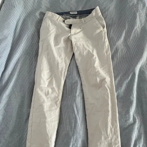 John Henric chinos  - Knappt använda chinos från John Henric, ljusbeige färg storlek 30/32. 