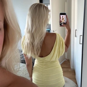 Klänning - Superfin klänning med öppen rygg ! Aldrig använd. Rejält material!