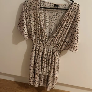 Leopard klänning  - Använd cirka 2 gånger, superskönt material
