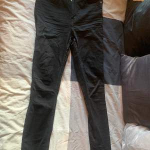 Svarta tajta jeans från Hm, stretch i materialet 