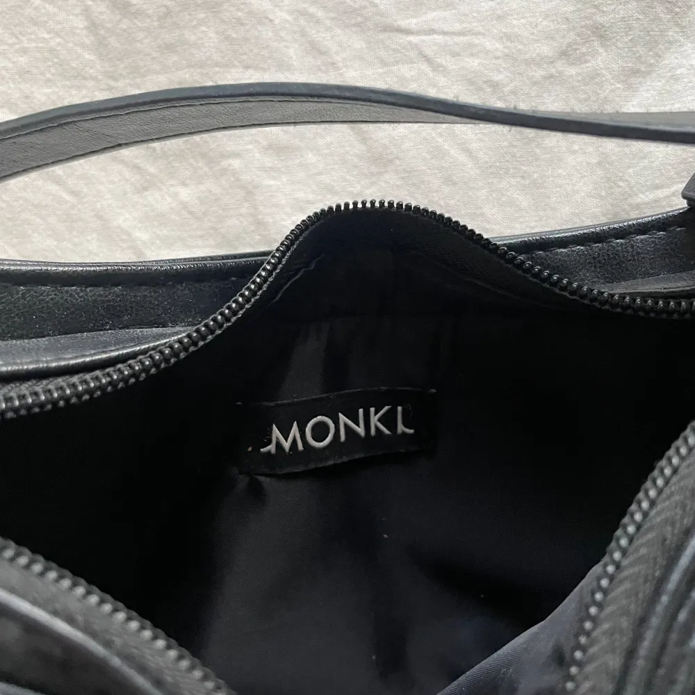 En svart handväska från monki 🖤. Väskor.