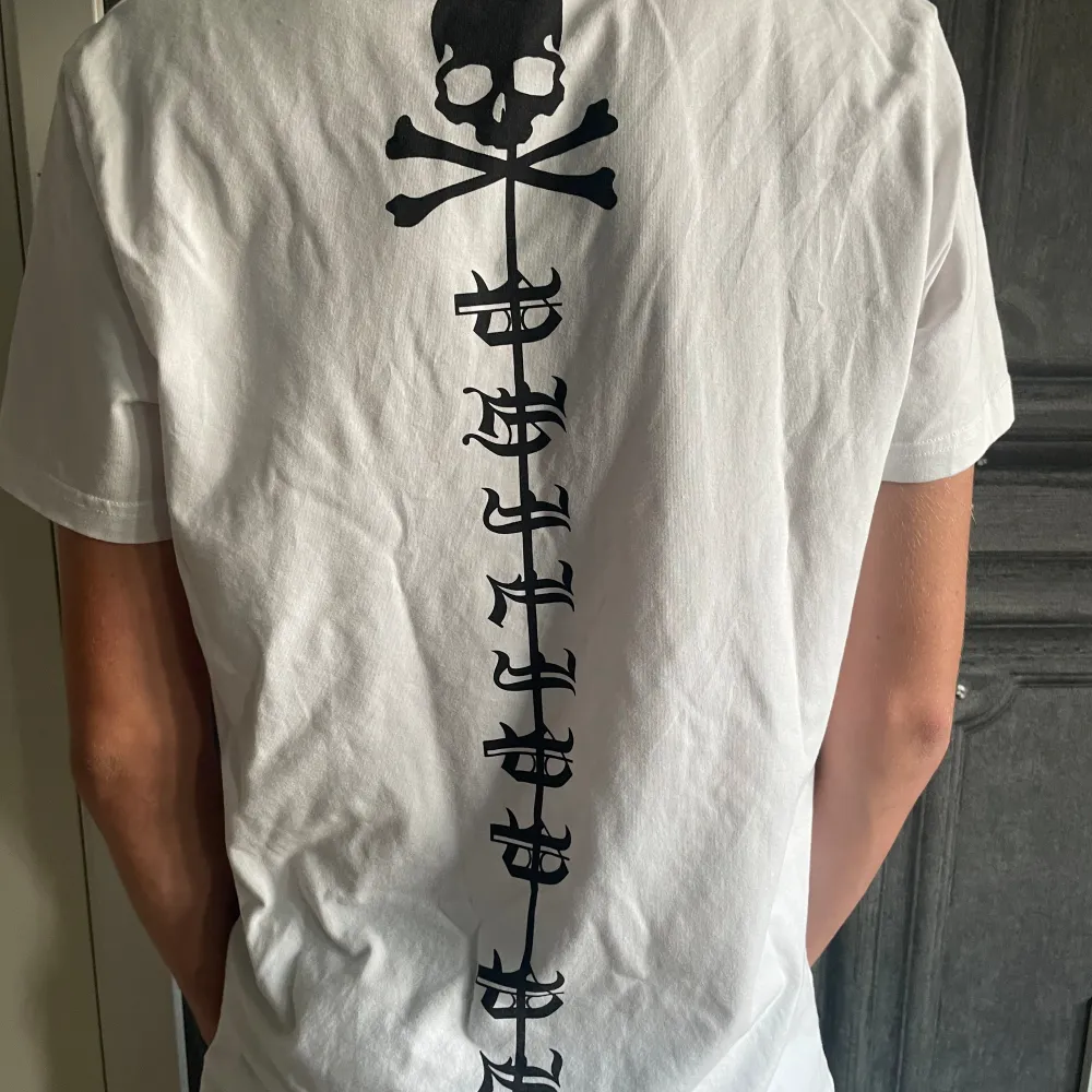 Säljer nu denna riktigt snygga t-shirt ifrån Philipp Plein som är perfekt till sommaren. Modellen är ca 178. Inga defekter eller liknande. Bara att skriva vid frågor eller funderingar.. T-shirts.