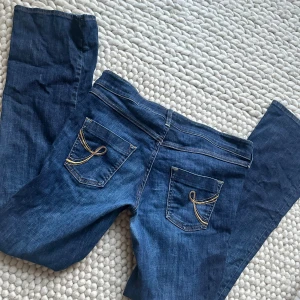 Lowwaist bootcut jeans - Snygga jeans. Lågmidjade och utsvängda. Strl 40 men skulle nog passa en 38 också. Bra skick