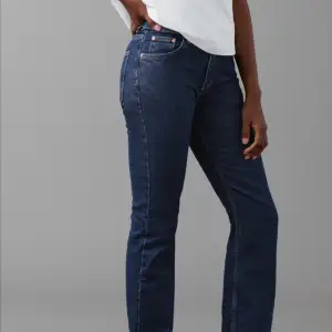 Super snygga, bootcut jeans med medelhög midja från Gina Tricot, använda sparsamt (använda ca, 3 gånger) så i bra skick. Orginalpris: 499,95 SEK, jag säljer de för 200. Om frågor uppstår är det bara att skriva 💗💗