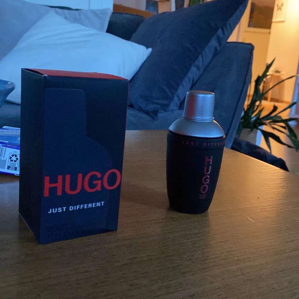 Hej!  Säljer nu en fin Hugo boss parfym med ca 73/75ml kvar alltså endast testad. Hugo Boss just different är en fin akvatiskt och äppeldoftande sommarparfym men går även bra till vår och höst!  Nypris 800 Mitt pris 499. Accessoarer.