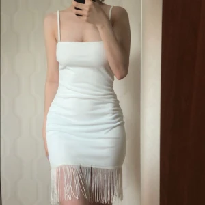 Vit klänning  - Vit klänning med ”trådar”. Använt en gång innan🌼