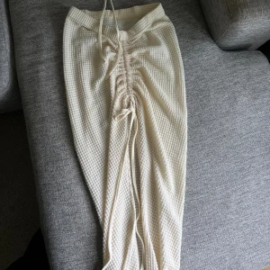 Strandklänning  - Extremt söt ”cover-up strandklänning”.   Denna är köpt från Shein och näst intill aldrig använd. Så den är som ny.  Den är som sagt gjord för att användas på stranden ovanpå en bikini, så den är genomskinlig i fin stickat material. 