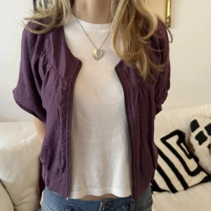 Lila kofta - Säljer en jätte söt lila kofta köpt från ett Uf företag här på plick använd Max 3 gånger !!🪽