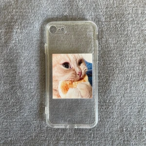 iPhone skal med katt på - iPhone skal, det står att det ska passa till både iPhone SE 2020 och nya iPhone SE. Har provat det på min iPhone SE 2020 och det passade på den. Aldrig använt det. Säljer fler skal, köper du fler blir det billigare.