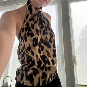 Leopard topp - Supersnygg halterneck topp i leopardmönster. Storlek L men sitter bra på mig som brukar ha XS