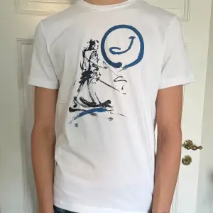Säljer sprillans ny Jacob Cohen T-shirt i storlek S alltså aldrig använd. Med alla tags kvar 🌟