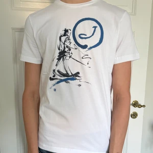 Jacob cohen T-shirt  - Säljer sprillans ny Jacob Cohen T-shirt i storlek S alltså aldrig använd. Med alla tags kvar 🌟