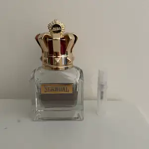 Scandal edt av Jean Paul Gaultier, en fräsch parfym med söta noter. Perfekt att använda varje dag. Säljs i 2 ml.