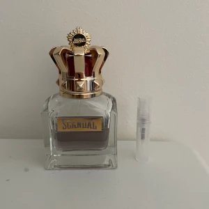 Scandal edt 2 ml - Scandal edt av Jean Paul Gaultier, en fräsch parfym med söta noter. Perfekt att använda varje dag. Säljs i 2 ml.