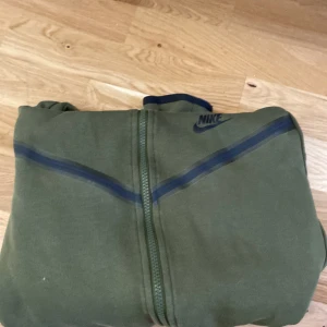 Nike tech grön bara koftan - 158-170 xl kofta