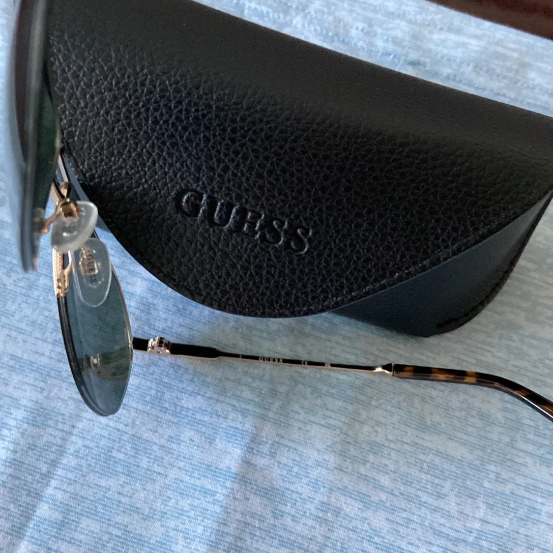 Nästan oanvänd original GUESS solglasögon  - 90