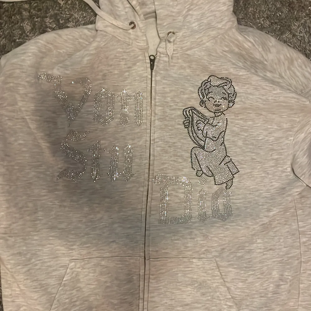 Säljer denna riktigt snygga rhinestone ziphoodie från märket Vonstudio. Den är i riktigt bra skick och endast använd ett fåtal gången. Tröjan är i storlek M och är riktigt stilren, passar till det mesta. Vid frågor eller funderingar slå iväg ett dm☺️!. Hoodies.