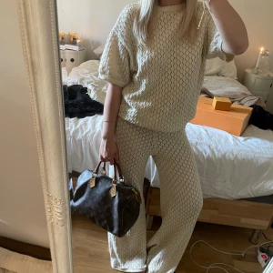 Sett  - Stickat/virkat (?) sett!!! Super coolt och jätte unikt💕💕 BUDA!!