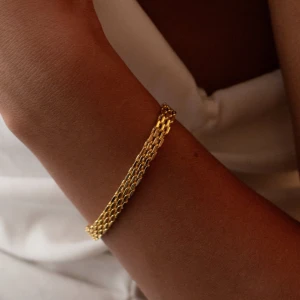 Guldpläterad Armband Mulli Collection  - Säljer denna fantastiska armband från Muli Collection som är 17 cm. Säljer armbandet eftersom den inte kommer till användning. Nypris 499k. Skriv för mera bilder💕