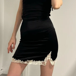 Kjol med spets - Söt kjol i siden med spetsdetaljer✨