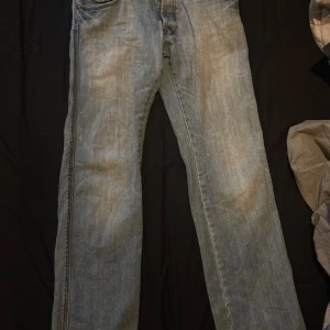 Ljusblåa lågmidjade jeans - Lágmidjade bootcut/flare blaa jeans frán Bragg! Storleken finns inte på dem men de är 38