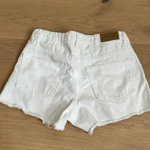 Vita shorts från Gina tricot i storleken 152