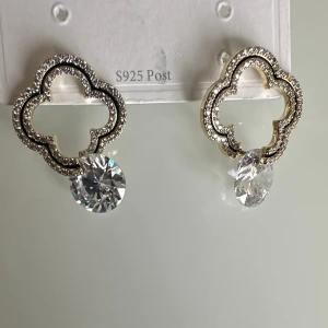 Öronhängen  - De små stiftörhängena är förstklassigt och detaljrikt utformade i guld/silver. De imponerar med en slingrande orm i naturtrogen design. Det ger det uttrycksfulla örosmycket elegant glans. Stiftörhängena passar perfekt för en extravagant, originell lo