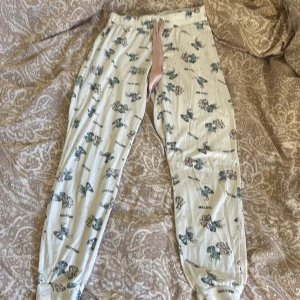 Pyjamasbyxor  - Fina och väldigt sköna pyjamasbyxor. Köptes för ca ett halv år sen och använd ett få tal gånger. Inget fel eller nått på dom rensar bara garderoben på saker jag inte använt på ett tag. Bra skick! Pris går att diskutera.