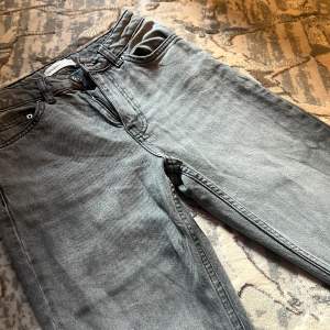 Säljer ett par grå perfect jeans i lågmidjad från Gina , köpt i sommras och inte kommit till användning sen dess. Flare jeans i grå. Pris går och diskuteras vid snabb köp🩷dm för bilder på 