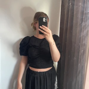 Blus -  Väldigt fin blus med puffärmar från Ginatricot! Använd enndast en gång, inköpt i december 2023. 