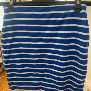 Abercrombie& fitch kjol - Kjol från Abercrombie & Fitch, tajt passform. Storlek S. Så snygg färg till solbrännan i sommar. Testad, aldrig använd ute